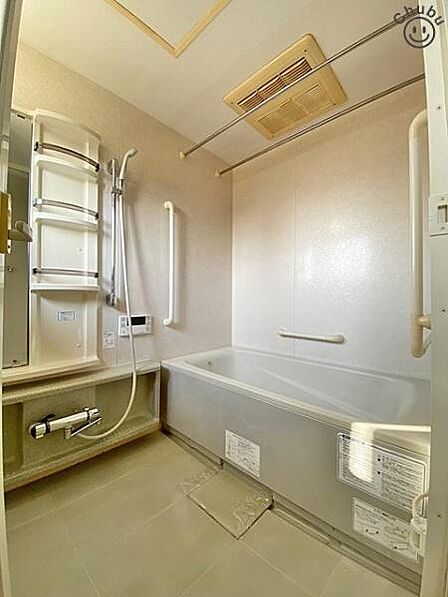 浴室乾燥機付きのバスルーム。 雨や梅雨の時期でも快適にお洗濯ができます!ゆったり入れる浴槽は一日の疲れをリセットできます!