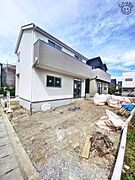 お車は2台駐車可能(車種による)！ぜひ現地にて、実際の建物・環境・街並み・日当たりなどなどご確認下さい！平日・お仕事帰りなど、いつでもご案内できますので、お気軽にお問い合わせ下さい！