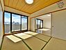 和室：リビングに隣接した和室は小さなお子様の遊び場や洗濯物を畳んだりとミセスコーナーとしても使えます。お引渡しまでに畳が入ります。