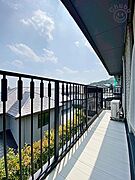 日当たりも良く、毎日のお洗濯が楽しくなりそうなバルコニー！広々しているため家族分の洗濯物もしっかり干せます。お布団も手軽に干せていつもポカポカ陽気に包まれます。洗濯物も早く乾きそうです！