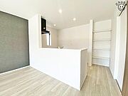 食料品や日用品などを収納できるパントリー。普段はあまり使わない調理器具をしまうなど、その使い勝手は様々です！入りきらない調味料類や、ストック保管として機能性と見た目にも優れた有能な収納です！