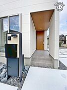 雨の日に安心な屋根付きの玄関ポーチ。スマートキーによる開錠は日常を便利にしてくれます。また鍵は防犯性と耐久性に強いディンプルキーです。