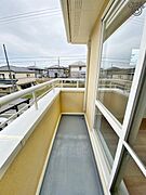 日当たりも良く、毎日のお洗濯が楽しくなりそうなバルコニー！家族分の洗濯物もしっかり干せます。お布団も手軽に干せていつもポカポカ陽気に包まれます。洗濯物も早く乾きそうです！