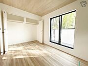 しっかり収納できるクローゼットが設置されています！スーツケースなど大きいものが置け、ご夫婦の衣類や荷物、季節物、思い出の品まで大容量の収納が可能！お家がスッキリ片付きます！