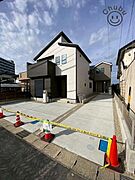 お車は3台駐車可能(車種による)！ぜひ現地にて、実際の建物・環境・街並み・日当たりなどなどご確認下さい！平日・お仕事帰りなど、いつでもご案内できますので、お気軽にお問い合わせ下さい！