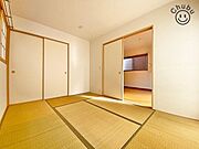 リビングに隣接した和室は小さなお子様の遊び場やお昼寝スペース、洗濯物を畳んだりとミセスコーナーとしても使えます。来客時の客室としても利用できるため、あると便利な使い勝手の良い空間です！