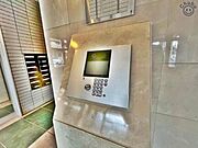 オートロックの解錠には鍵が必要なため、関係者以外の人が簡単には侵入できない仕組みになっています。セールスなどの訪問にも安心です。