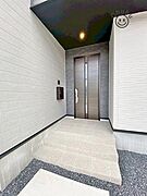 上質感漂う玄関へのアプローチ。流行に左右されず、将来にわたって価値が継続する「上質」な佇まい。暮らしを豊かにしてくれる住空間を実現しております！