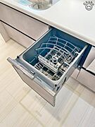 食器洗い乾燥機　食後の家事負担軽減だけでなく節水にも役立ちます！空いた時間をほかの家事にあてることが可能です。 食洗機は食器を洗いながら庫内も洗っているので、使用後のお手入れに手間がかかりません。