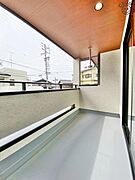 建物の内側に設置されるインナーバルコニーは、天候の影響を受けにくく、急な雨でも洗濯物が濡れにくくなり安心です！お洗濯だけでなく、ちょっとしたリラックスができるゆとりある空間になりそうです！