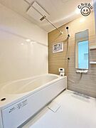 浴室乾燥機付きのバスルーム。　雨や梅雨の時期でも快適にお洗濯ができるだけなく、冬の寒い日は暖めておくとヒートショック対策にもなります！ゆったり入れる浴槽は一日の疲れを癒してくれる場所です！