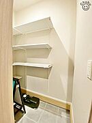 玄関の土間収納は雨具やベビーカーもしっかり置ける空間です！これなら散らかりがちな玄関もスッキリと片付き、訪れる人を気持ちよく迎えてくれます！
