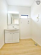 窓もあり風通しのよい洗面脱衣室　鏡の裏にたくさんの小物をしまえる全収納タイプの洗面台です！収納力と機能性に優れた使いやすい設備で、朝の慌ただしい時間でも身支度を快適スムーズに行えます！