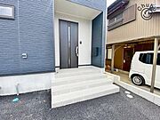 雨の日に安心な屋根付きの玄関ポーチ　上質感漂う玄関へのアプローチ。流行に左右されず、将来にわたって価値が継続する「上質」な佇まい。暮らしを豊かにしてくれる住空間を実現しております！