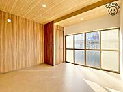 寝室　窓からは、陽射しが注ぎ込み、気持ちの良い風が流れ込みます！落ち着いた色でコーディネートされた寝室は、1日の疲れを癒すことができるいつも快適な空間です！