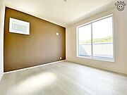 寝室　バルコニーへ出られる大きな窓からは、陽射しが注ぎ込み、気持ちの良い風が流れ込みます！落ち着いた色でコーディネートされた寝室は、1日の疲れを癒すことができるいつも快適な空間です！