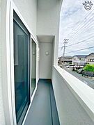 日当たりも良く、毎日のお洗濯が楽しくなりそうなバルコニー！広々しているため家族分の洗濯物もしっかり干せます。お布団も手軽に干せていつもポカポカ陽気に包まれます。洗濯物も早く乾きそうです！