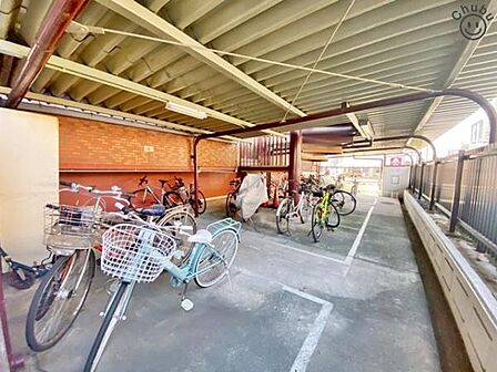 屋根付き駐輪場、バイク置場 雨が降っても屋根付きで安心です。