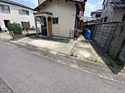 お車は2台駐車可能(車種による)！ぜひ現地にて、実際の建物・環境・街並み・日当たりなどなどご確認下さい！平日・お仕事帰りなど、いつでもご案内できますので、お気軽にお問い合わせ下さい！