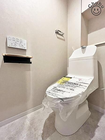 スタンダードな手洗いタンク一体型トイレ！いつも清潔にお使いいただけるよう温水洗浄暖房便座付きのため、快適な毎日を送ることができます！