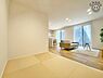 和室：リビングに隣接したタタミコーナーは小さなお子様の遊び場やお昼寝スペース、洗濯物を畳んだりとミセスコーナーとしても使えます。来客時の客室としても利用できるため、あると便利な使い勝手の良い空間です！