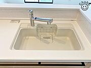 水栓と浄水器が一体のオールインワン浄水栓。ホースを引き出して洗えるハンドシャワーと多機能設計です