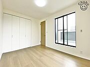 6帖の洋室　クローゼット付きの洋室です。子供部屋にピッタリです。