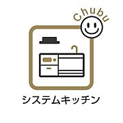 スライド収納タイプのシステムキッチンで収納量が豊富！家族と一緒にお料理することができるゆったりしたキッチンスペースです！キッチンまわりは動きやすさを重視した導線でスムーズな家事の手助けになります！