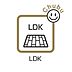 リビング/ダイニング：LDK　窓から明るい光の差込む開放的なリビングは、いつでも快適で、家族で過ごしやすい「憩いの空間」を作り出してくれます。風通しも良く、ゆったりとした家族団欒の時間が増えそうな空間です。