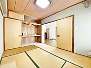 リビングに隣接した和室は小さなお子様の遊び場やお昼寝スペース、洗濯物を畳んだりとミセスコーナーとしても使えます。来客時の客室としても利用できるため、あると便利な使い勝手の良い空間です！