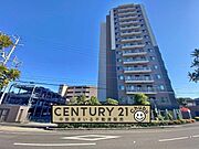 落ち着いた色調と重厚感のある外観が街並みに調和するライオンズ豊明セントマークス。エントランスへのアプローチも上品な印象。中京競馬場前駅徒歩5分、陽当たりや周辺施設も現地でご確認ください