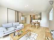 LDK　キッチンと一体化したリビングは家族みんなが自然と料理に参加したり、片づけたりしながらコミュニケーションがとれます。落ち着いた色でコーディネートのため、自然とみんなが集いたくなる空間。