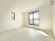 寝室　バルコニーへ出られる大きな窓からは、陽射しが注ぎ込み、気持ちの良い風が流れ込みます！落ち着いた色でコーディネートされた寝室は、1日の疲れを癒すことができるいつも快適な空間です！