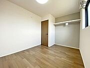 クローゼットを設置したお子様のお部屋にもピッタリな6帖の洋室。プライベートな時間も確保しつつ、お子様の成長を支え、勉強や好きなことに没頭する学びの空間にピッタリです！