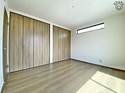 しっかり収納できるクローゼットが設置されています！スーツケースなど大きいものが置け、ご夫婦の衣類や荷物、季節物、思い出の品まで大容量の収納が可能！お家がスッキリ片付きます！