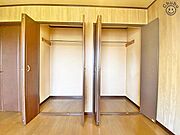 しっかり収納できるクローゼットが設置されています！スーツケースなど大きいものが置け、ご夫婦の衣類や荷物、季節物、思い出の品まで大容量の収納が可能！お家がスッキリ片付きます！