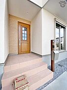 雨の日に安心な屋根付きの玄関ポーチ　上質感漂う玄関へのアプローチ。流行に左右されず、将来にわたって価値が継続する「上質」な佇まい。暮らしを豊かにしてくれる住空間を実現しております！