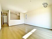 LDK　キッチンと一体化したリビングは家族みんなが自然と料理に参加したり、片づけたりしながらコミュニケーションがとれます。落ち着いた色でコーディネートのため、自然とみんなが集いたくなる空間。