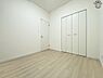 子供部屋：家族一人ひとりにあわせたプライベートな空間。充分な広さとクローゼットを設置したお部屋はお子様の成長を促します！お子様の成長を支える、勉強や好きなことに没頭する学びの空間にピッタリです！