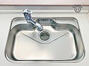 水栓と浄水器が一体のオールインワン浄水栓。ホースを引き出して洗えるハンドシャワーと多機能設計です