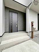 雨の日に安心な屋根付きの玄関ポーチ　上質感漂う玄関へのアプローチ。流行に左右されず、将来にわたって価値が継続する「上質」な佇まい。暮らしを豊かにしてくれる住空間を実現しております！