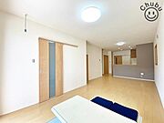 LDK　キッチンと一体化したリビングは家族みんなが自然と料理に参加したり、片づけたりしながらコミュニケーションがとれます。自然とみんなが集いたくなる空間です。※家具・調度品は価格に含まれません。