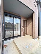 雨の日に安心な屋根付きの玄関ポーチ。