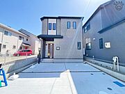 お車は2台駐車可能(車種による)！ぜひ現地にて、実際の建物・環境・街並み・日当たりなどなどご確認下さい！平日・お仕事帰りなど、いつでもご案内できますので、お気軽にお問い合わせ下さい！