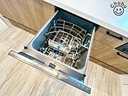 食器洗い乾燥機　食後の家事負担軽減だけでなく節水にも役立ちます！空いた時間をほかの家事にあてることが可能です。 食洗機は食器を洗いながら庫内も洗っているので、使用後のお手入れに手間がかかりません。