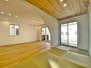 リビングに隣接した和室は小さなお子様の遊び場やお昼寝スペース、洗濯物を畳んだりとミセスコーナーとしても使えます。来客時の客室としても利用できるため、あると便利な使い勝手の良い空間です！