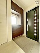 明るくて清潔感溢れる玄関！家族の靴もしっかり収納できるシューズボックスがついています！これなら散らかりがちな玄関もスッキリと片付き、訪れる人を気持ちよく迎えてくれます！