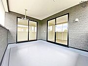 日当たりも良く、毎日のお洗濯が楽しくなりそうなバルコニー！家族分の洗濯物もしっかり干せます。お布団も手軽に干せていつもポカポカ陽気に包まれます。洗濯物も早く乾きそうです！