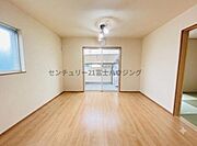 白を基調とした内装と明るい木目調のフローリングが、清潔感あふれる空間を演出。大きな窓から自然光がたっぷりと差し込む開放的なお部屋です。すぐに快適な生活をスタートできます。