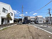 【外観】※AIによる加工有　開発道路がある為、焦らず駐車できます。